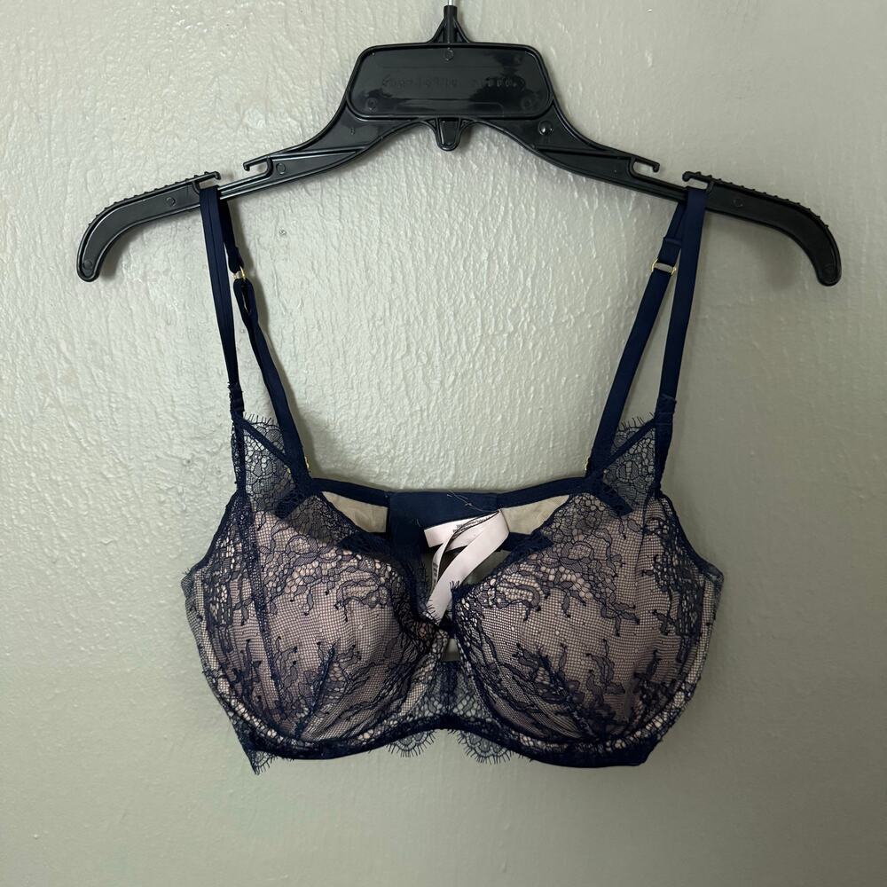 VICTORIA'S SECRET Lined Plunge Bra In Navy Blue Lace Size 36D Casual comfort